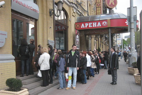 Ровная линейка очереди в неправительственное заведение в центре столицы - сейчас редкость Ровная линейка очереди в неправительственное заведение в центре столицы - сейчас редкость