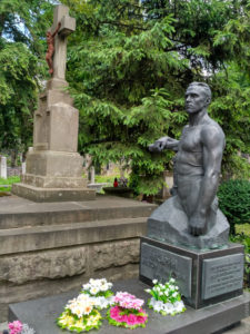 Гимнаст Виктор Чукарин. Памятник с брусьями.