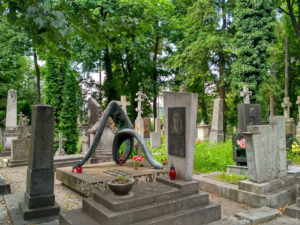 Монограмма-пиявка - две буквы ЛЛ: Леопольд Левицкий.