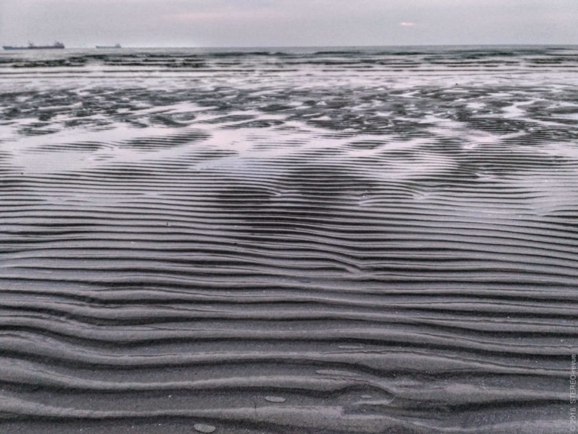 На песке пляжа Φοινικούδες в Ларнаке рябь, как на воде. Толком даже не понятно, где ещё песок, а где уже вода. Глубина на этом пляже набирается очень долго, нужно пройти наверное 100 метров в море, чтобы погрузиться на метр.