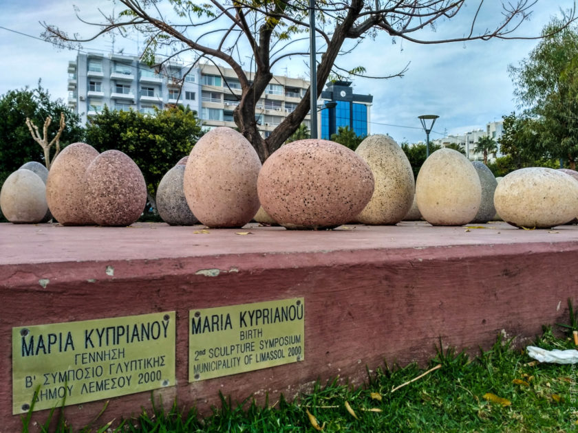 "Авга" - яйца (αυγα) - одна из серии скульптур на набережной Лимасола.